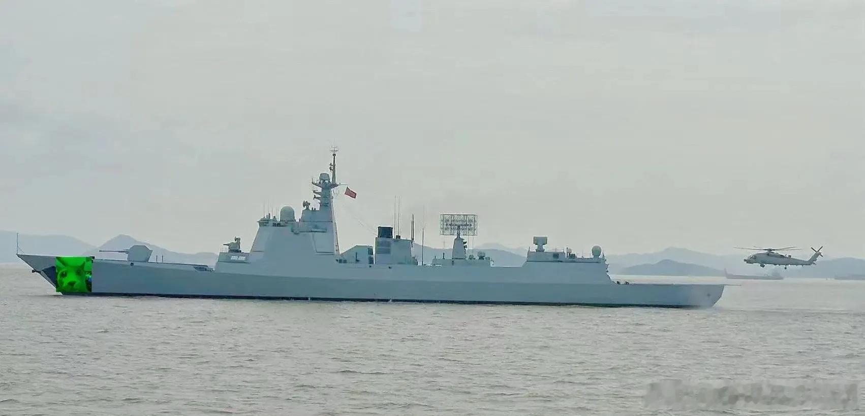 Z-20反潜直升机降落在052D上加油造，老中缺直升机缺的厉害，特别是反潜直升