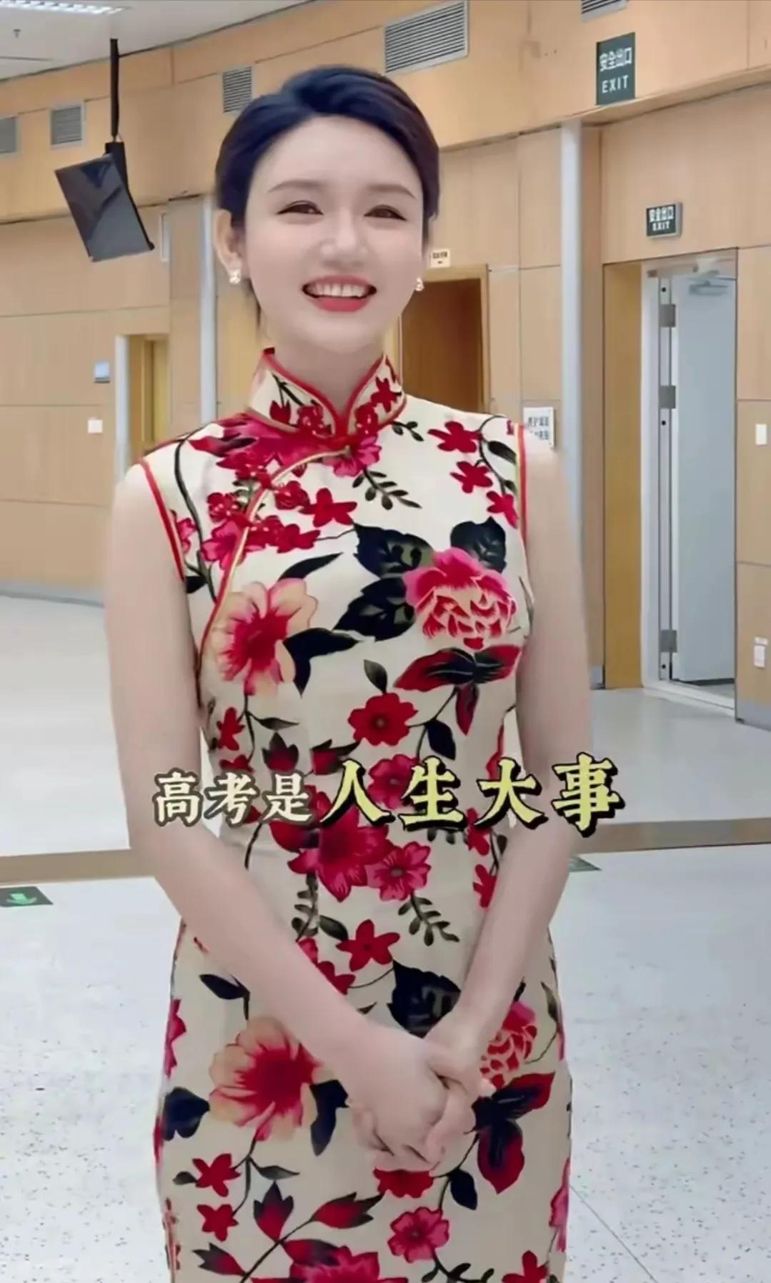 央视主持人龙洋身着旗袍，为考生送“旗开得胜”祝福。她笑靥如花，气质端庄大气，将东
