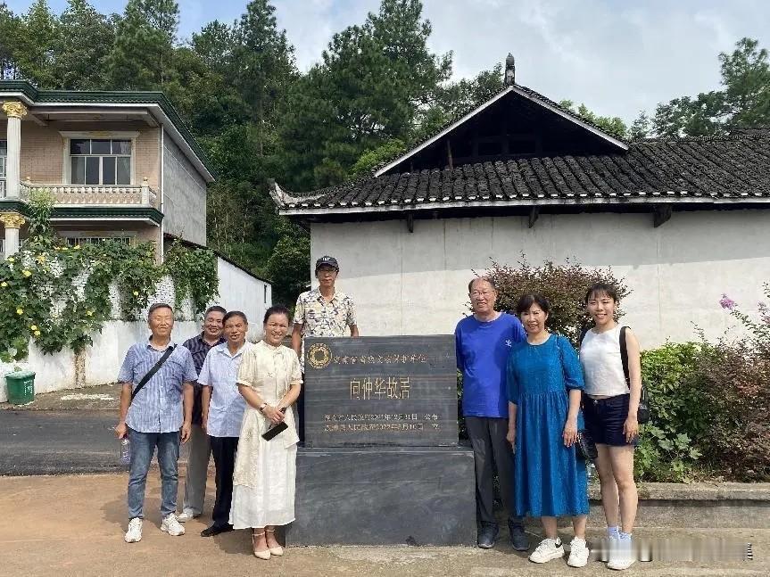 2024年8月19日，开国中将向仲华将军的大儿子向喻亮（右三）携夫人（右二），女