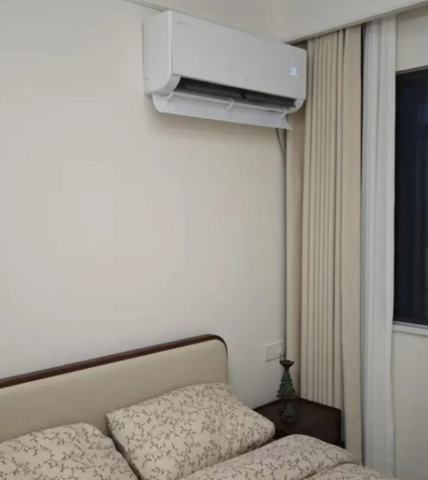 每次去儿子家，他家空调都开着。我忍不住问他：“你家空调是不是从来都不关啊？”儿子
