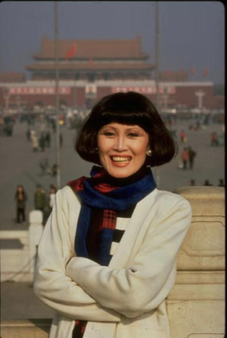 1988年的靳羽西，留着标志性的啵啵头，笑靥如花，洋气又高贵。80岁的靳羽西，