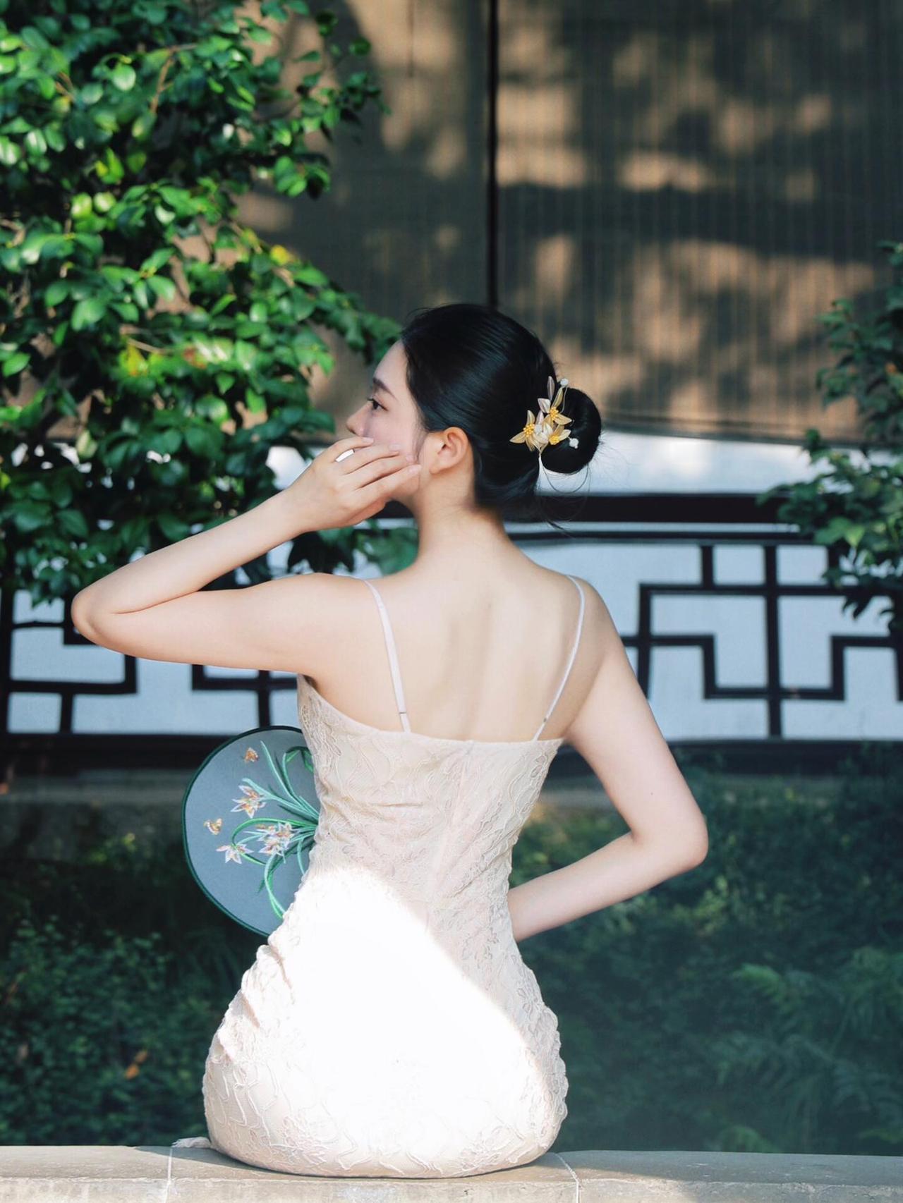 裁一段江南的温柔时光。绣着兰草的团扇轻摇,掠过古典花窗的棂格,惊起池畔游鸭