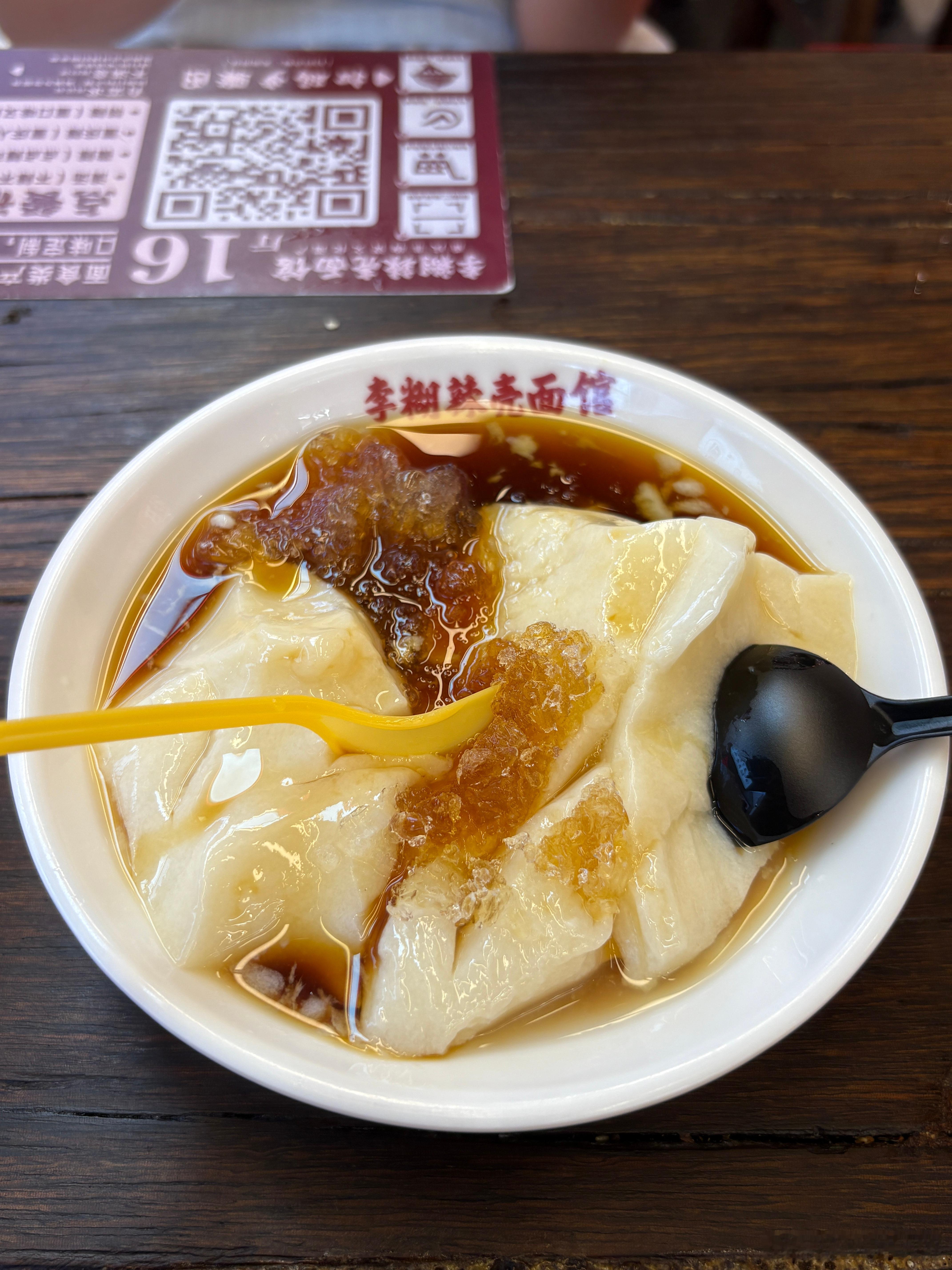 当前市场走势的疲软主要有两大因素:其一，中美关系的持续紧张;其二，内资连续砸盘。