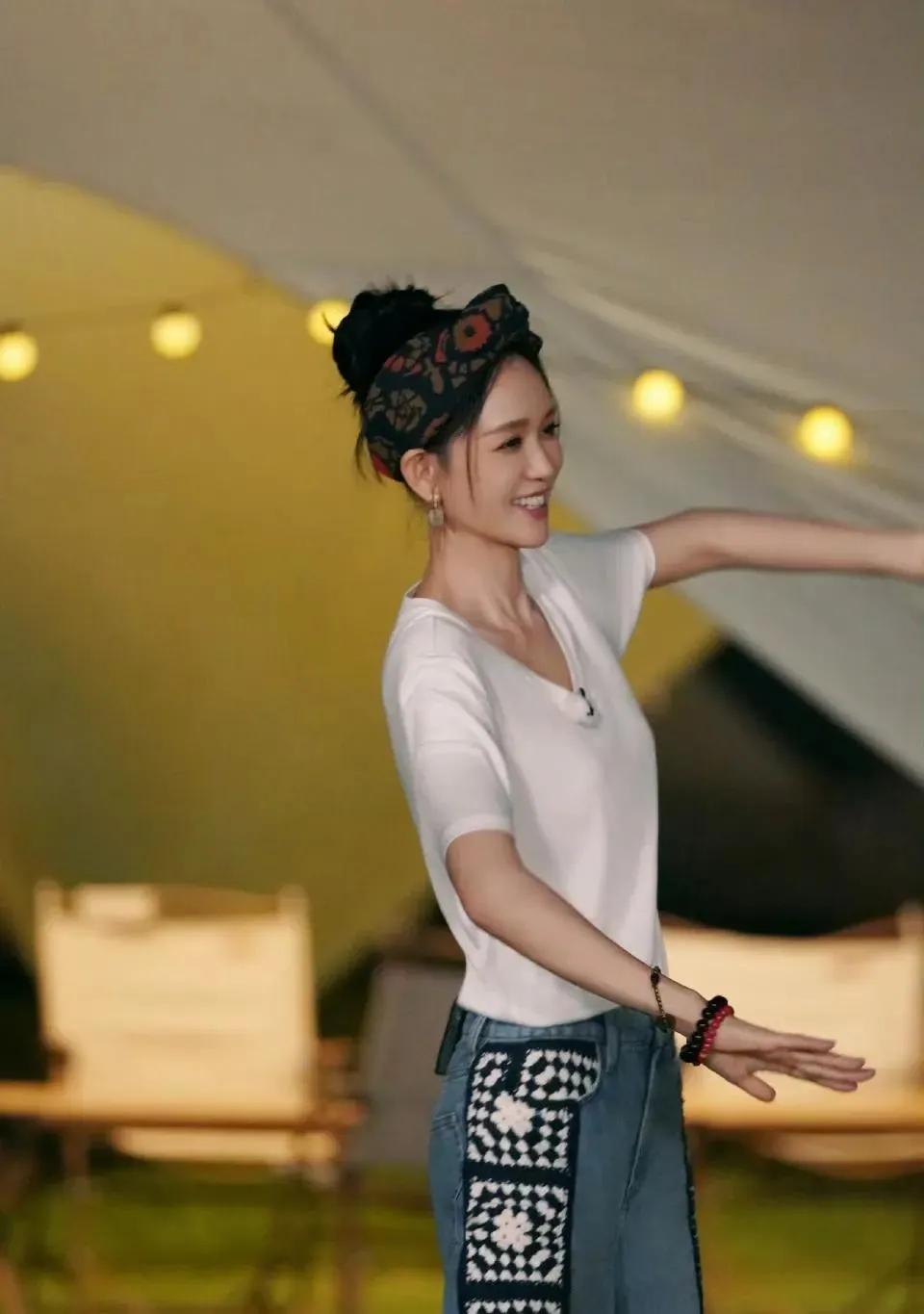 46岁陈乔恩状态太绝了！陈乔恩婚后真的越来越少女！白T+民族风牛仔裤，搭配