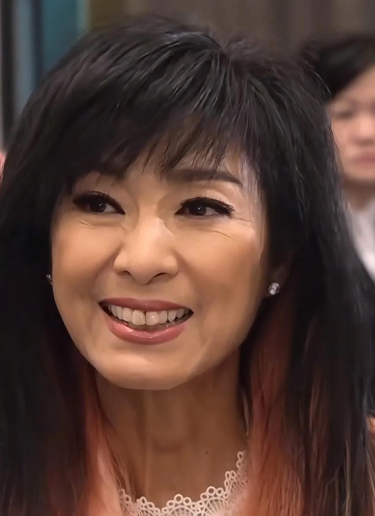 米雪一把年纪了还能这么美，主要还是因为她拥有了一头同龄人都羡慕不来的美发！这发量