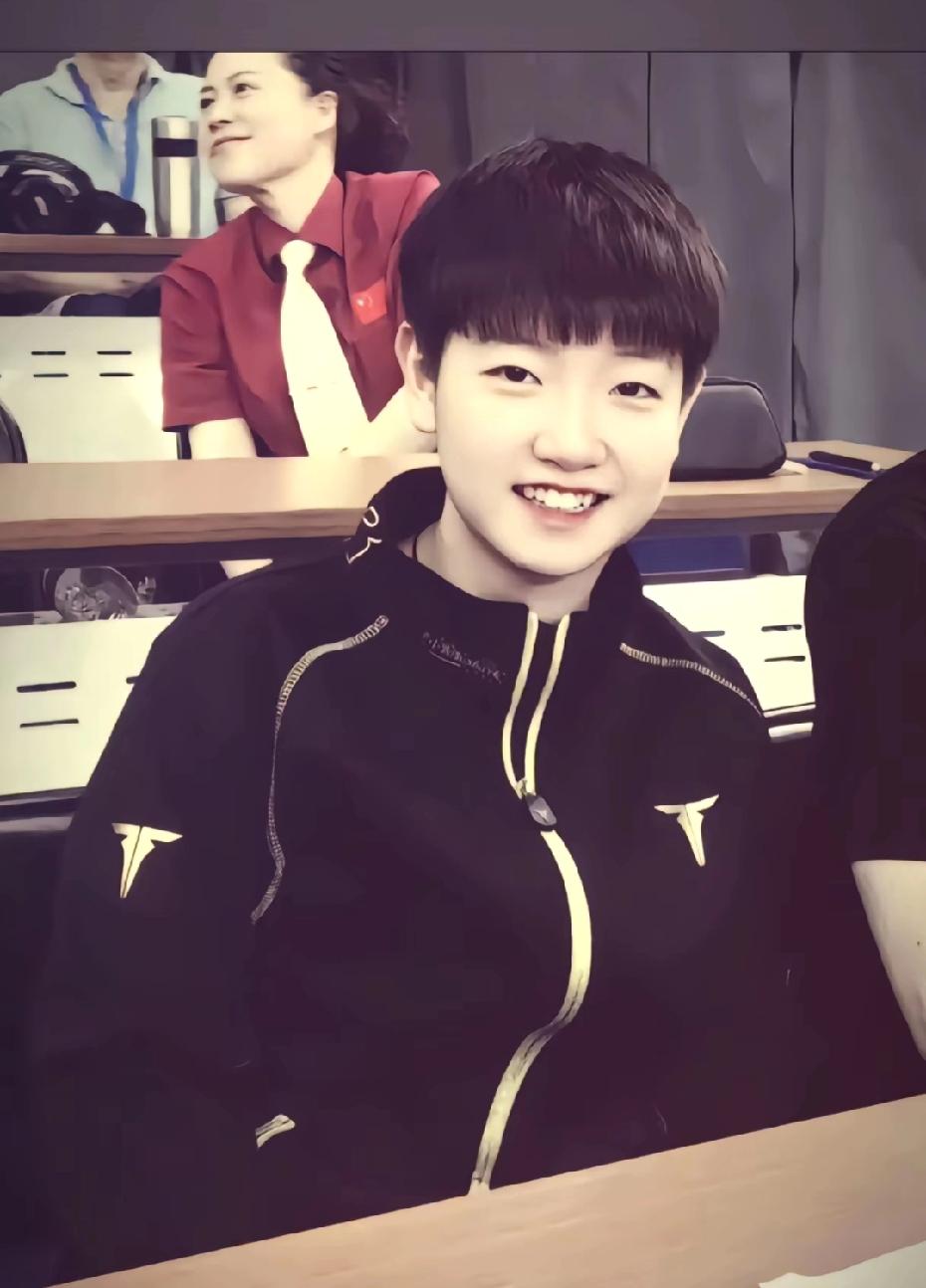 莎莎真是一个古灵精怪的女孩圆圆脸，普通眼，可可爱爱很喜欢听她脆脆的魔幻的笑声