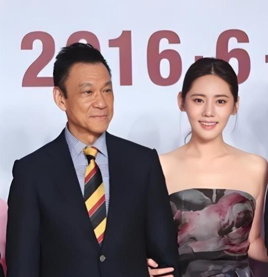 2011年，65岁的王学圻非要和结婚40年的发妻离婚，为此不惜拿出200万分手费