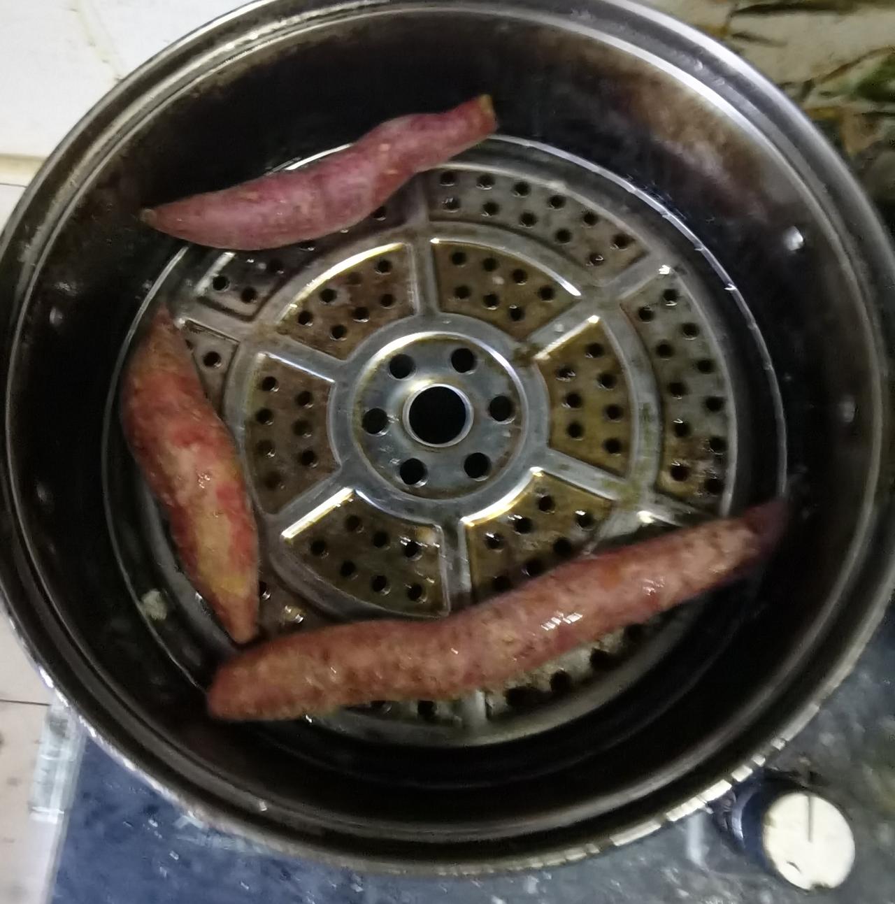 蒸红薯也要讲技巧十月份，新疆的红薯大量收获，超市和菜市场大量出售红薯。五十年前