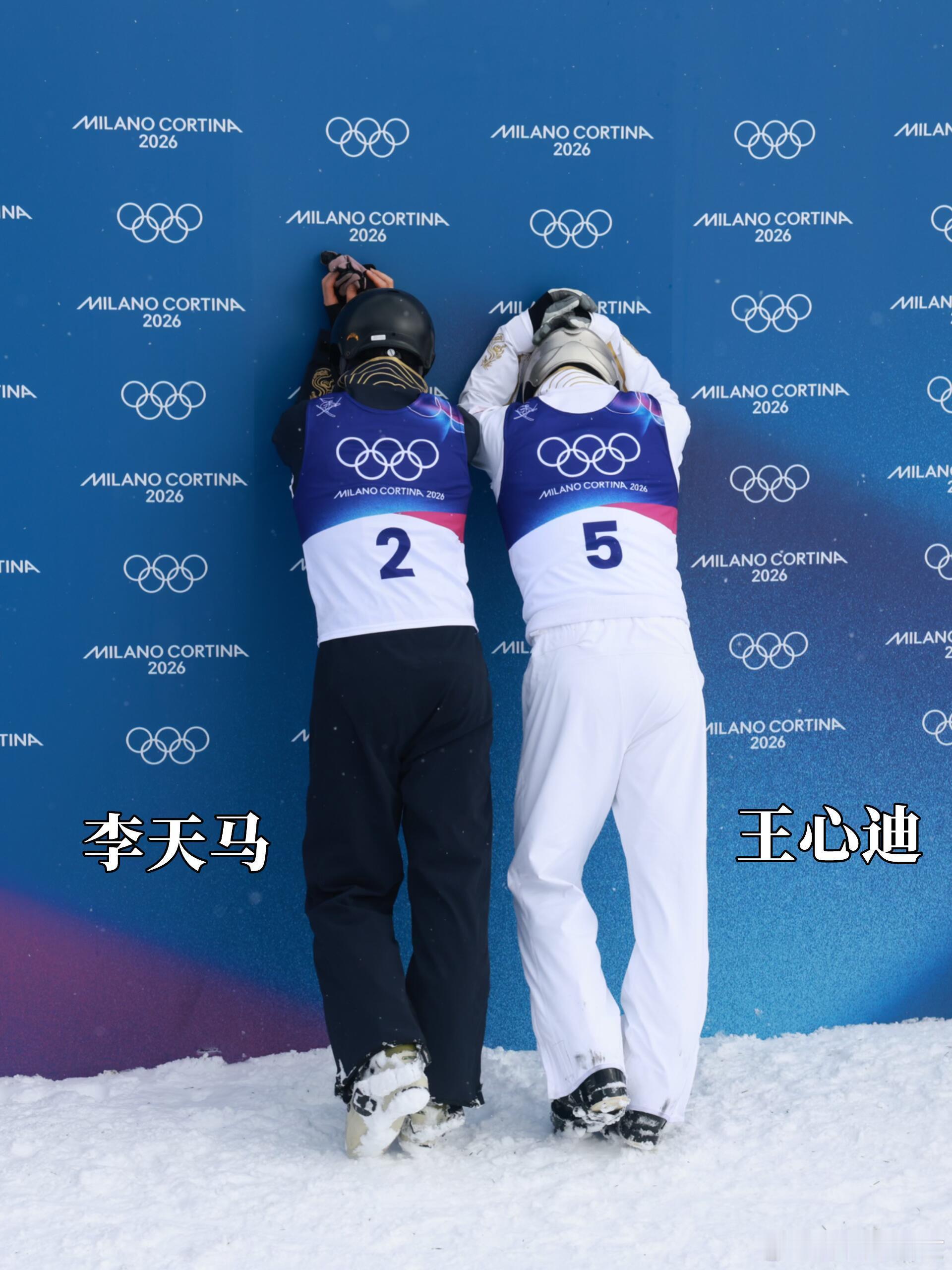 冬奥名场面李天马王心迪面壁等最终成绩！好可爱！和苏翊鸣蹲在那捂眼的可以拼一起