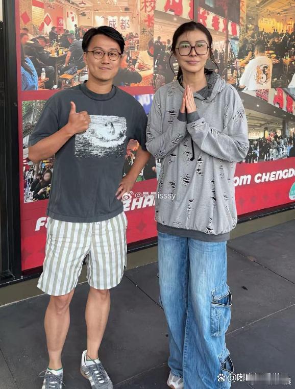 王祖贤近期照片，身形高挑出众，出众身高太让人惊艳。