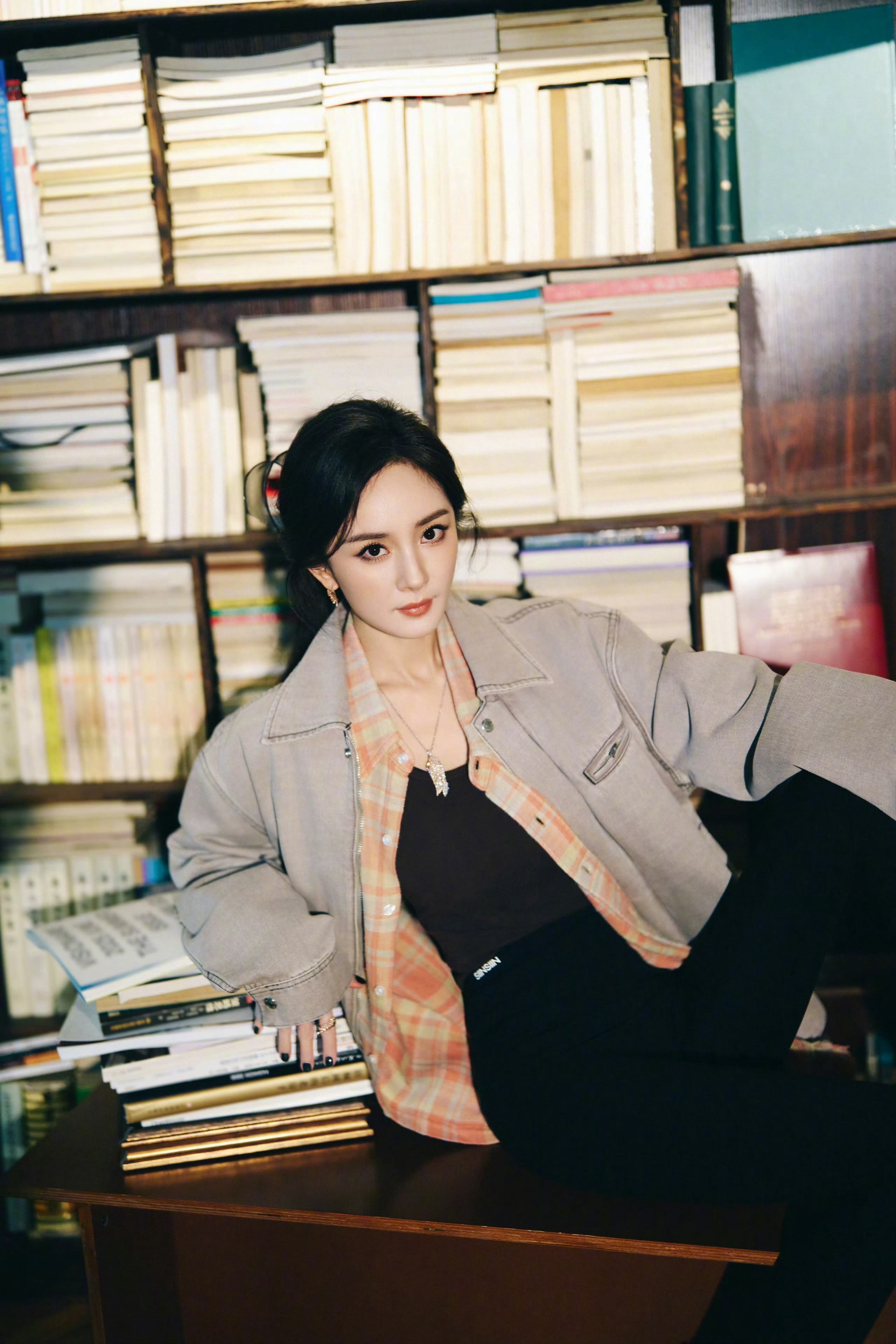 杨幂ym杨幂宁绣绣钟摆荡碎焦灼的涟漪，云朵在夜空蓬松成摇篮，长夜如古籍