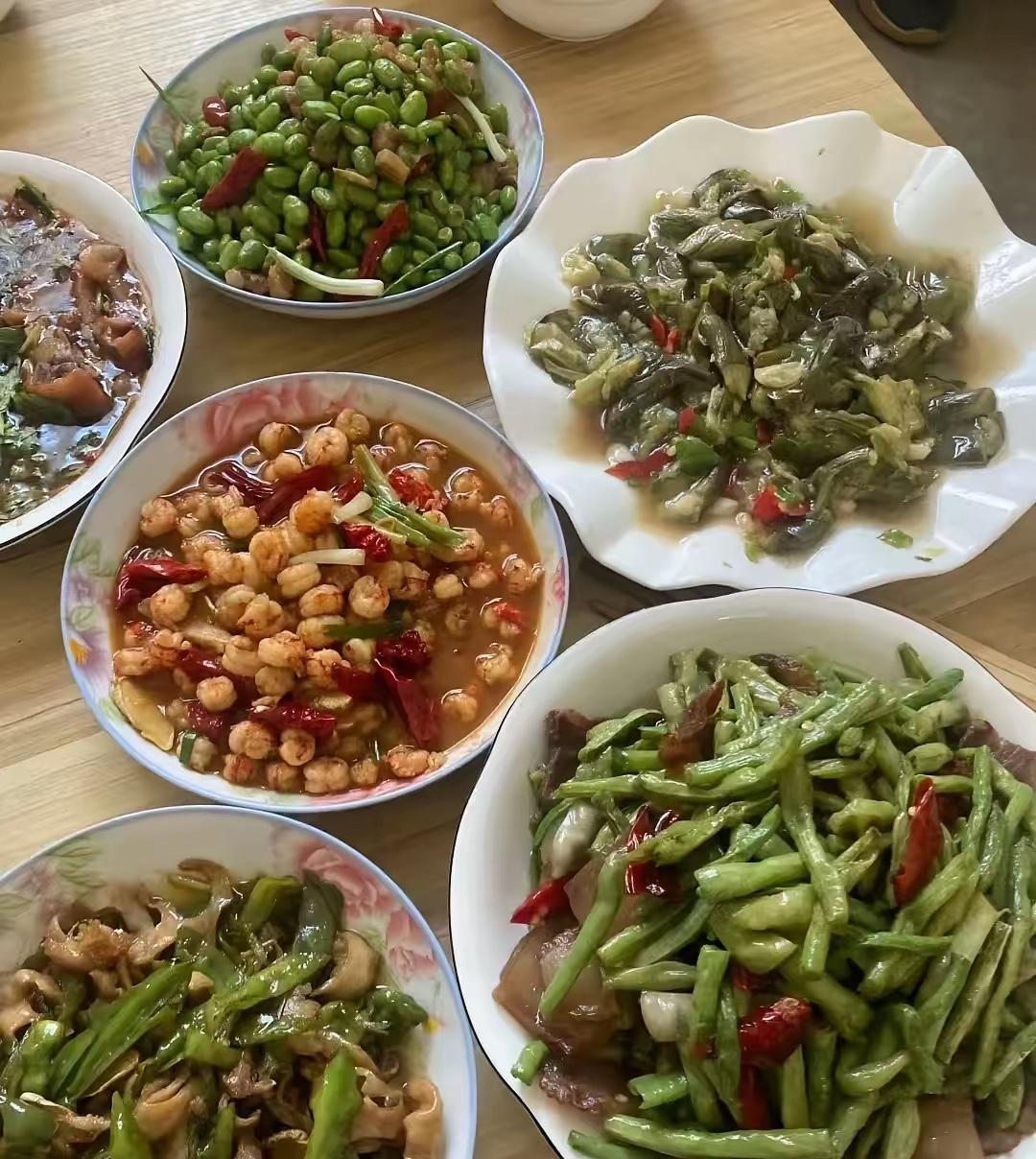是不是婆婆都喜欢做这种半荤半素的菜？看这婆婆大热天做了菜，儿媳妇却说根本吃不下