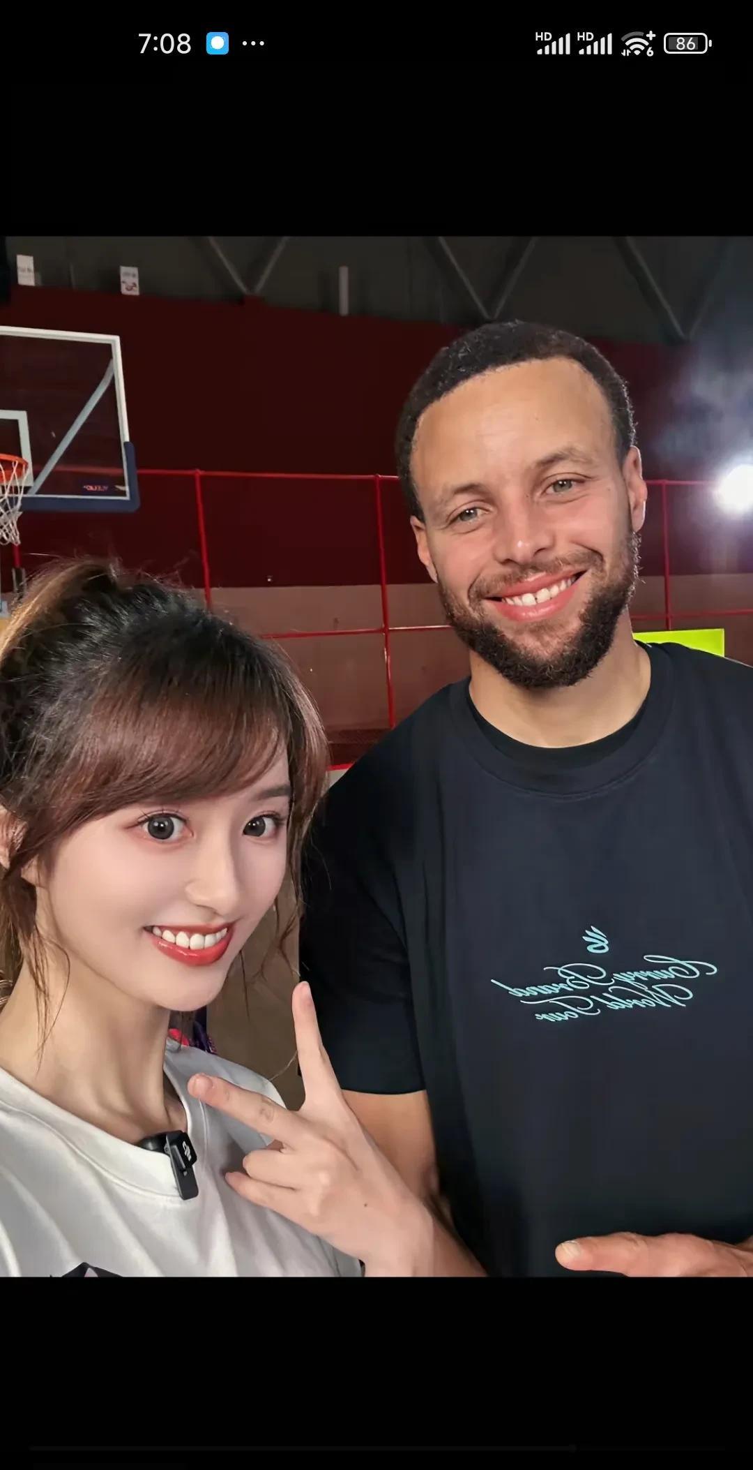 小七这下高兴了！库里中国行，解说员小七终于可以跟偶像库里合照了，小七一直是库