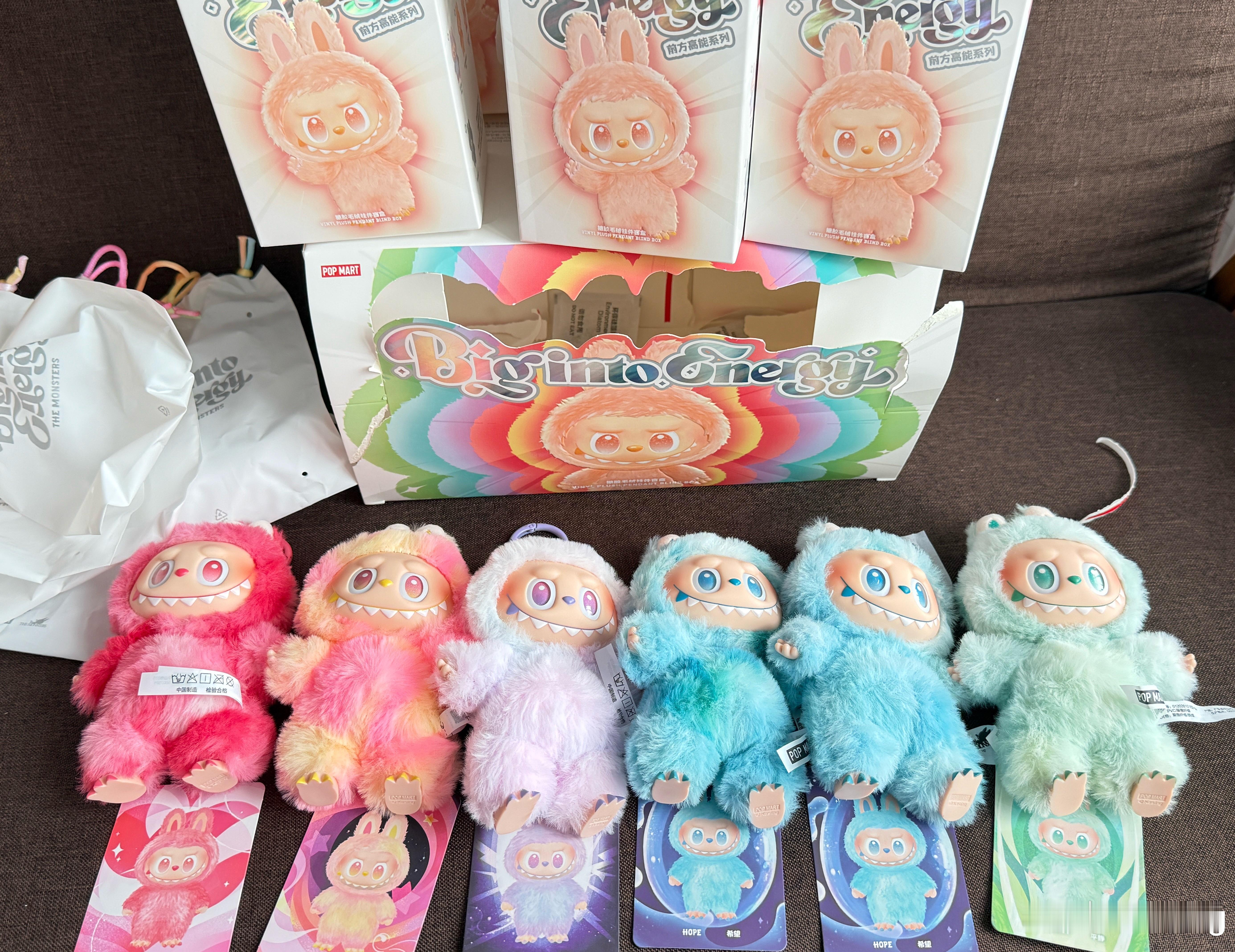 今天拆了一端盒的Labubu3.0，居然开出了重复的Labubu。官方说同一端