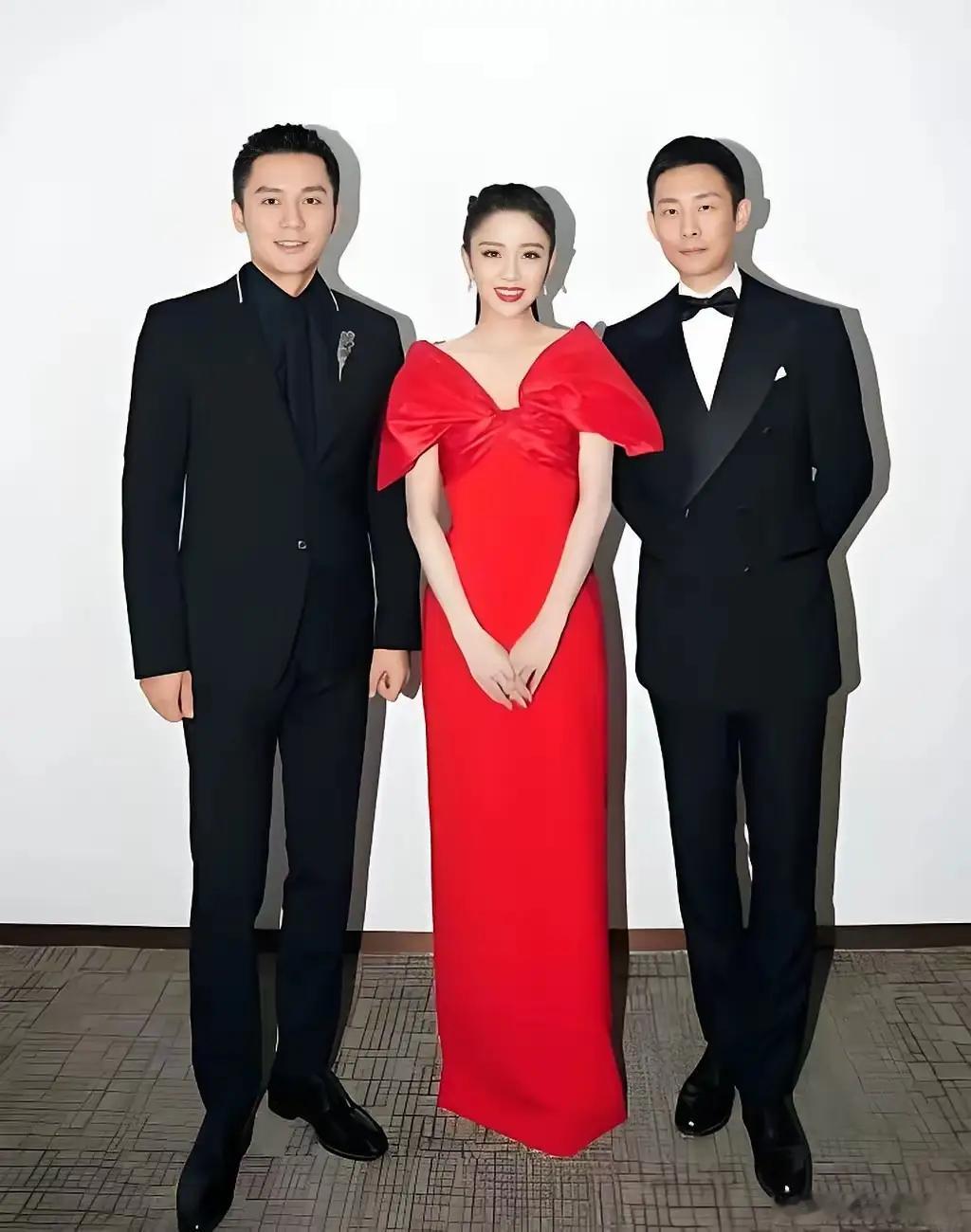 左边李晨。右边张译。穿红色裙子的美女是谁？想不起来名