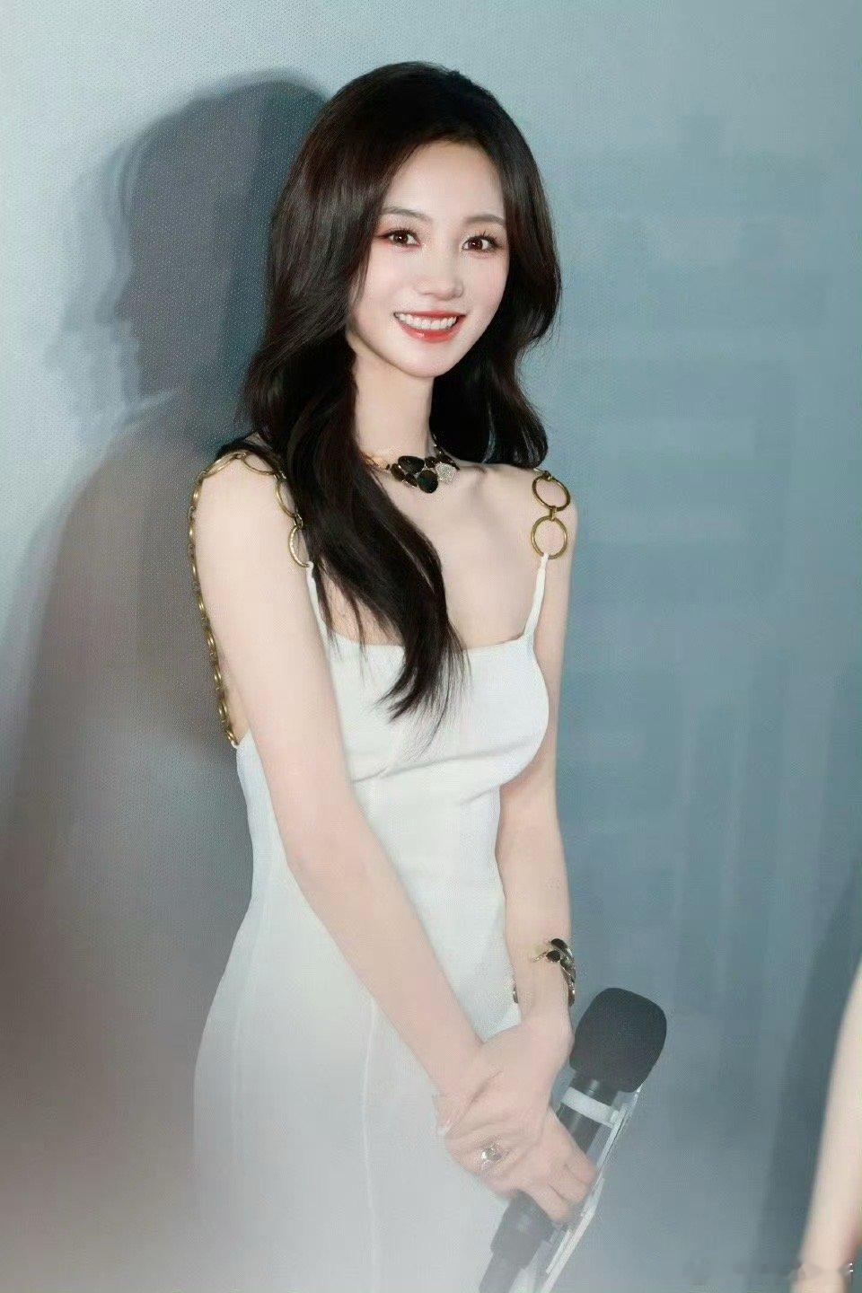 胡意旋这个腰救命！胡意旋这腰线是真实存在的吗？一袭纯白长裙亮相，那腰身纤细匀称