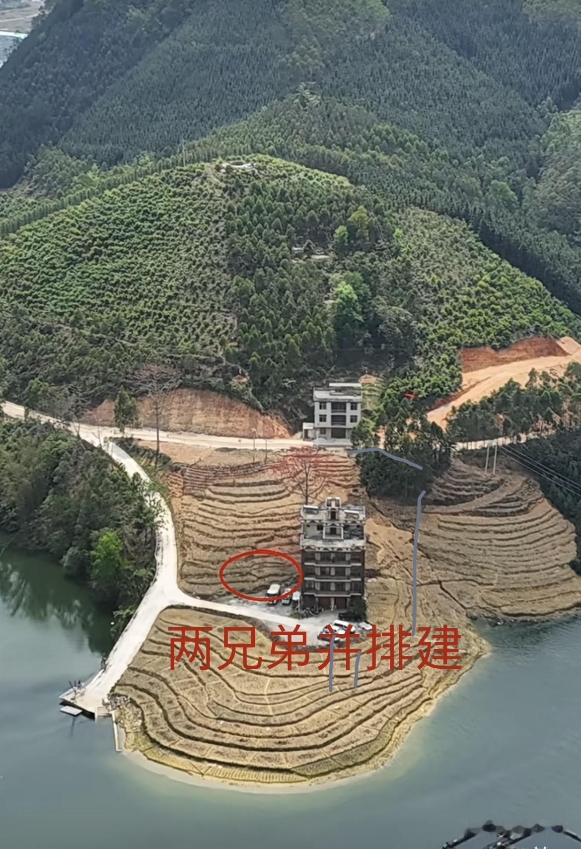 为了增加兄弟之间感情，平时来往比较方便，父亲要求两兄弟俩在公路下面并排一起建