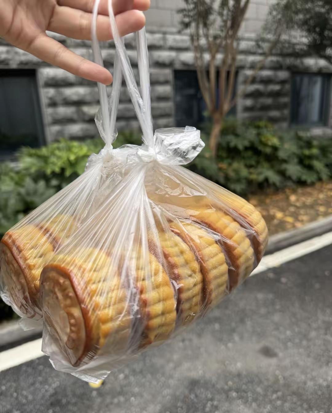 明天中秋节了今天我就买了20块钱的月饼，意思意思得了[捂脸哭]。传统节日嘛，怎