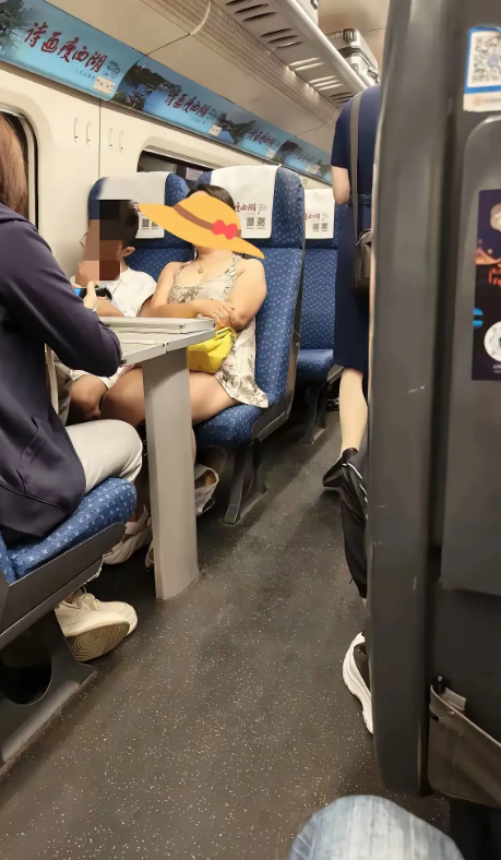 动车上“超短睡衣”为何争议