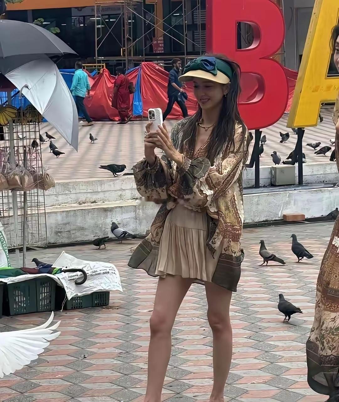 佟丽娅本人挺瘦的看着有点干巴巴的…但一上镜就绝了。所以说镜头真神奇，有些人就是为