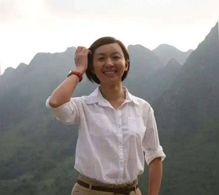 难得一见欧阳夏丹的休闲装打扮，她在闲暇之余去爬山，不怎么化妆也好看，不愧是央视主