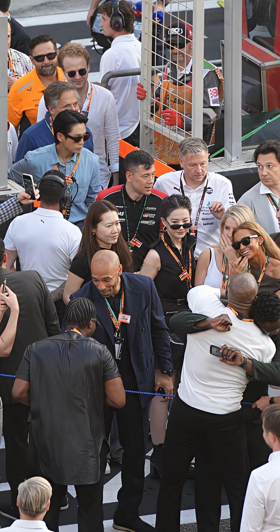 我闺蜜线下看到了刘亦菲她说她虽然没有近距离的看到刘亦菲但是她真人不像电视上的那样