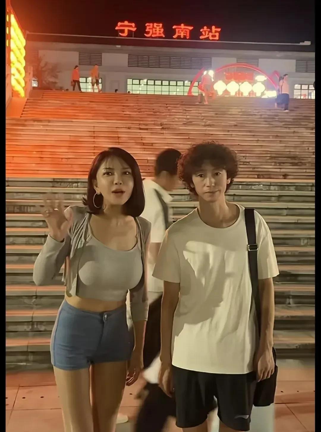 真的没想到，龚玥菲又去宁强找庞麦郎了。他晚上专门来高铁站接她，但是从画面中可以