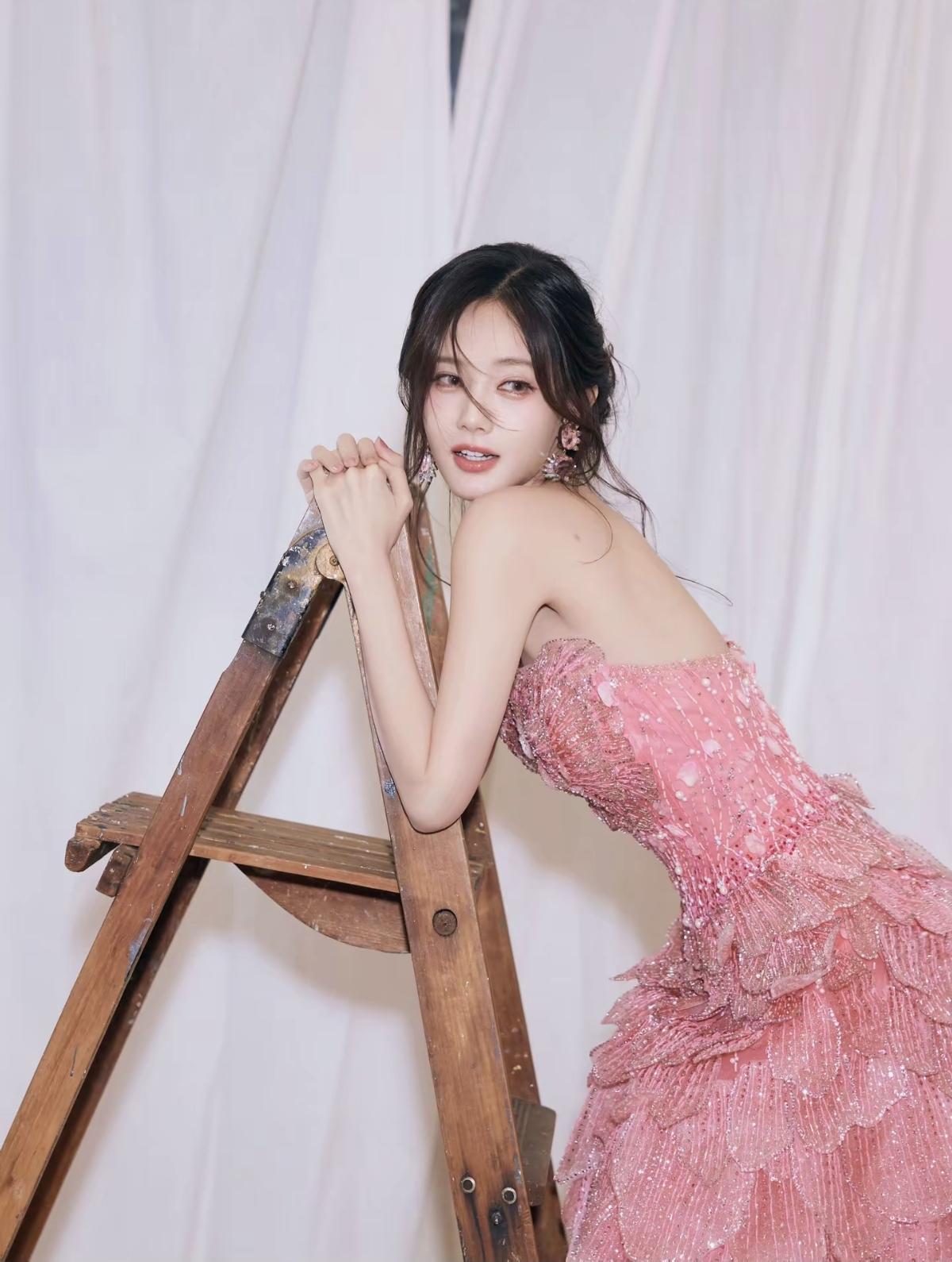 抹胸设计勾勒精致锁骨，蓬蓬蛋糕裙摆盛满少女心事，一袭粉裙的李一桐，是落入凡间的甜