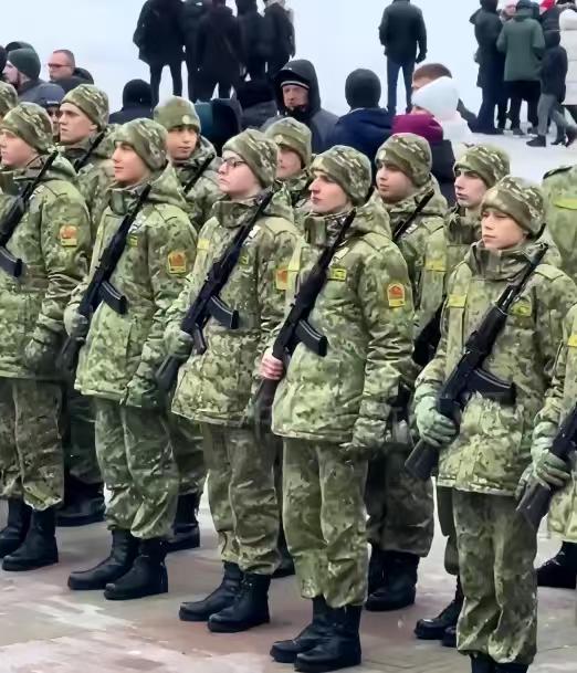 说俄罗斯以后不会再崛起，完全是无稽之谈，俄罗斯如果拿下乌克兰，既能掌握黑海和亚速