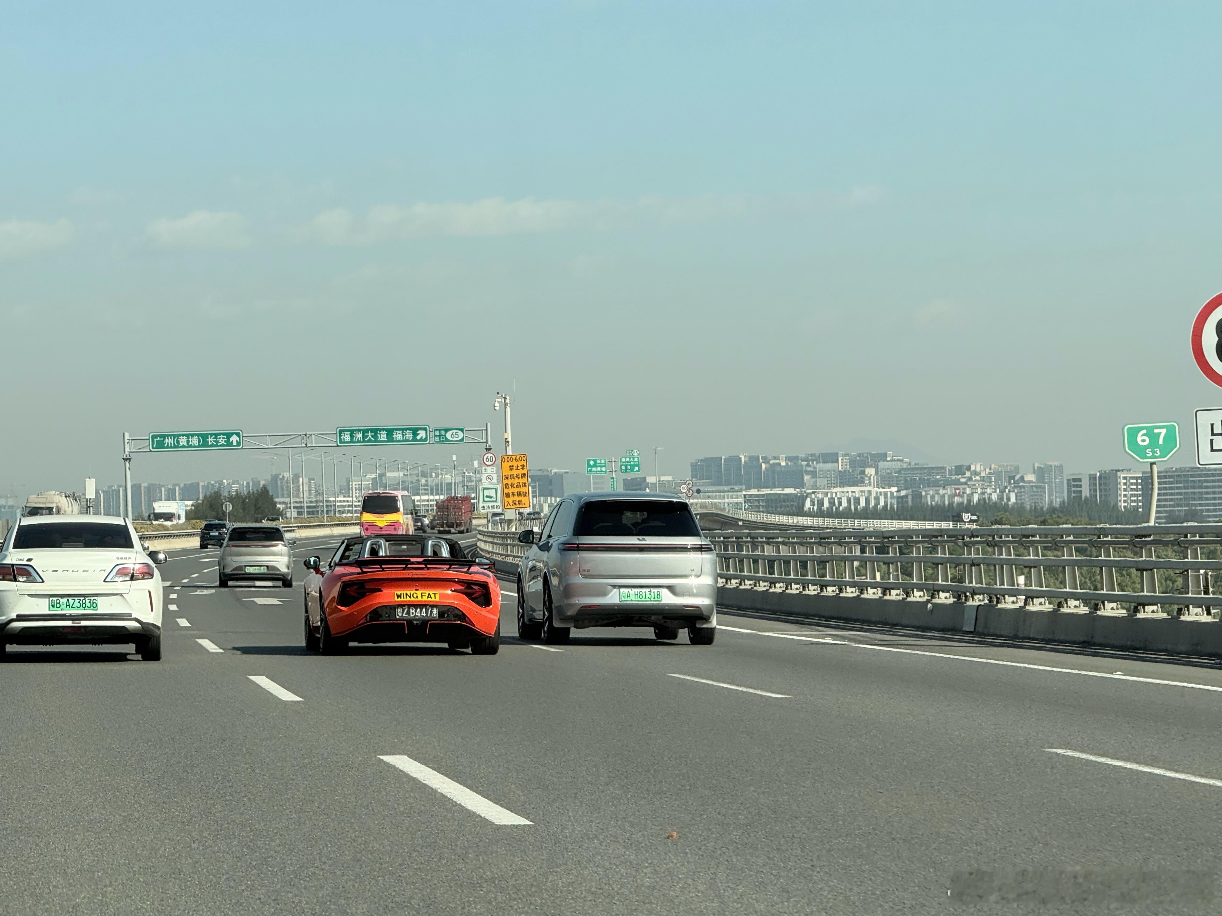 突然一台扎眼的橙色跑车从旁边超过加之开着敞篷、香港牌、两门要不是我一眼认出这是台