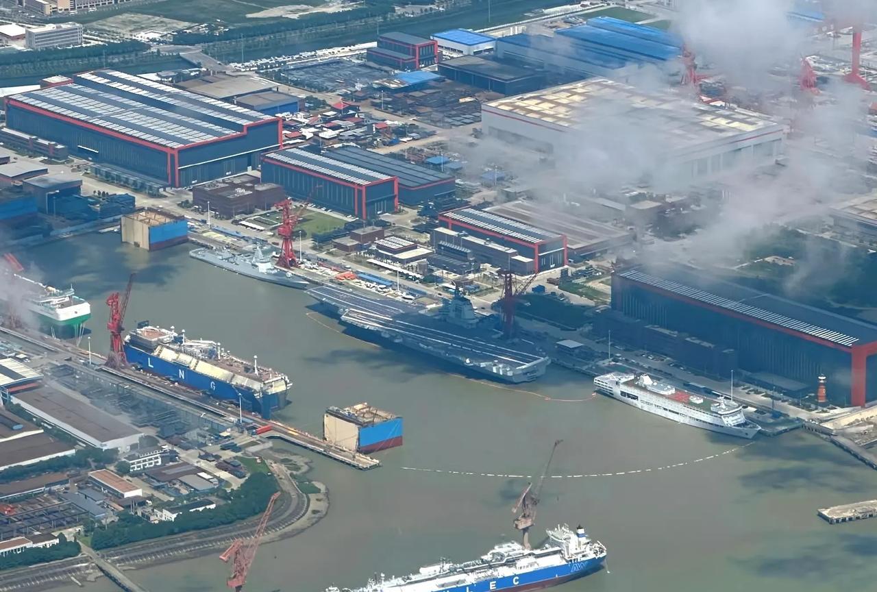 福建舰舰载机模型已经离开甲板，接下来要准备刷舷号了吧9.3之前服役应该没有任何