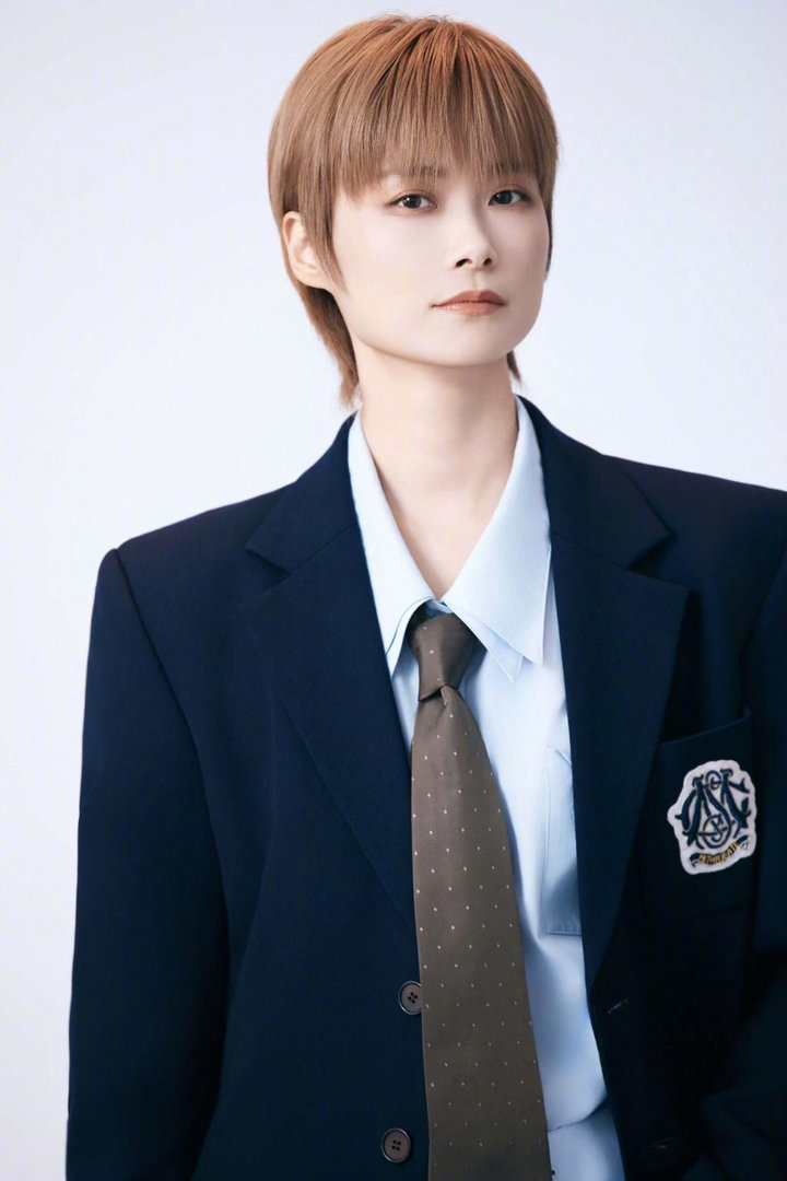 21年后见识到李宇春的厉害了李宇春能火21年的原因李宇春的舞台有一种魔力，就是
