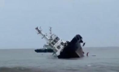 南海出大事了！菲律宾又拖来一条破船，这次直接给弄沉了！摆明了又是老套路，想拿沉