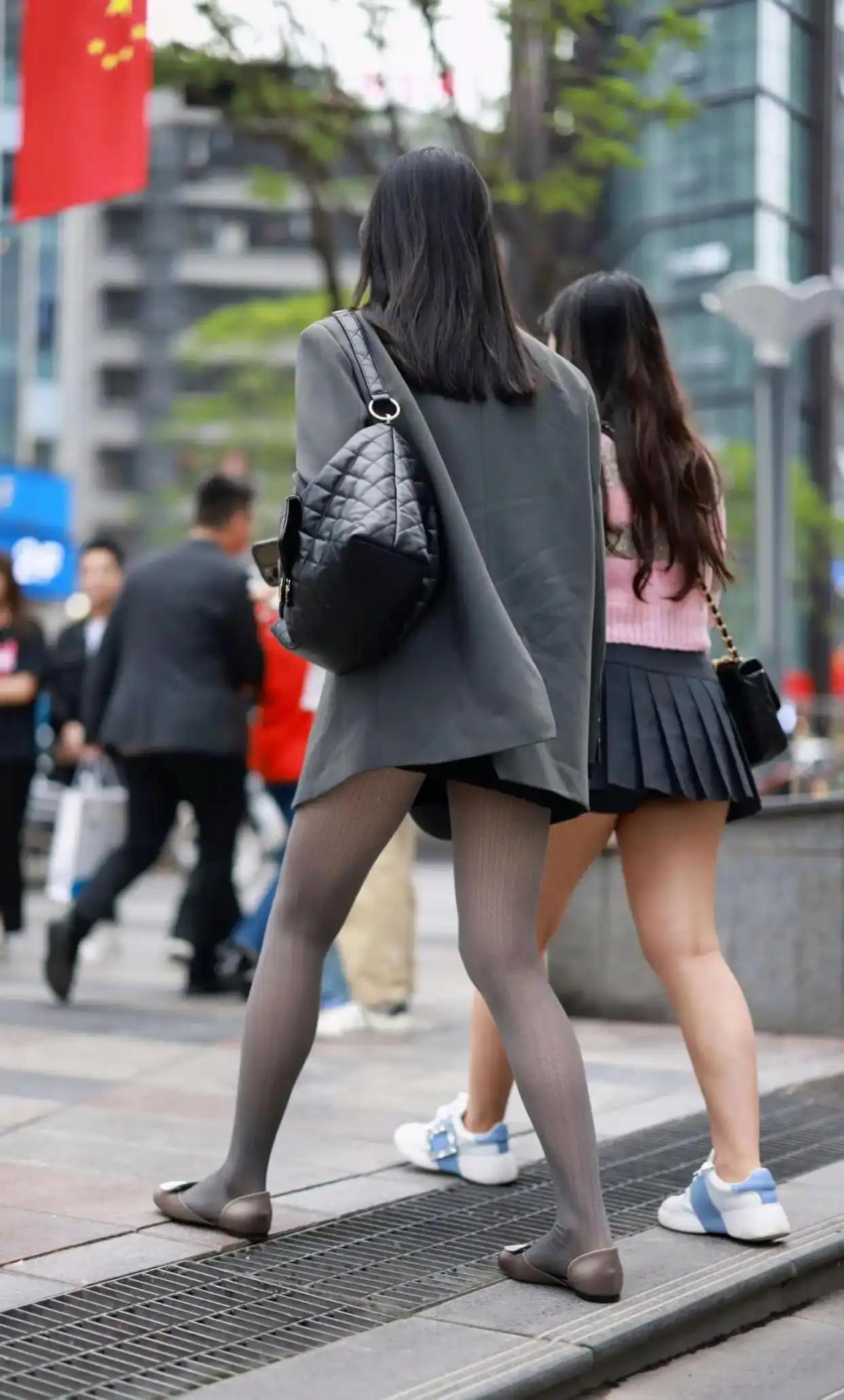 什么样的丝袜，能搭配得时尚不媚俗？恐怕只有厚灰裤袜