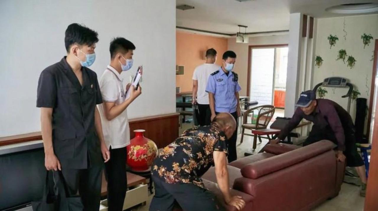 “亲情在金钱面前一文不值！”河南，一男子为了帮弟弟给侄女办入学，把自己房子借给对