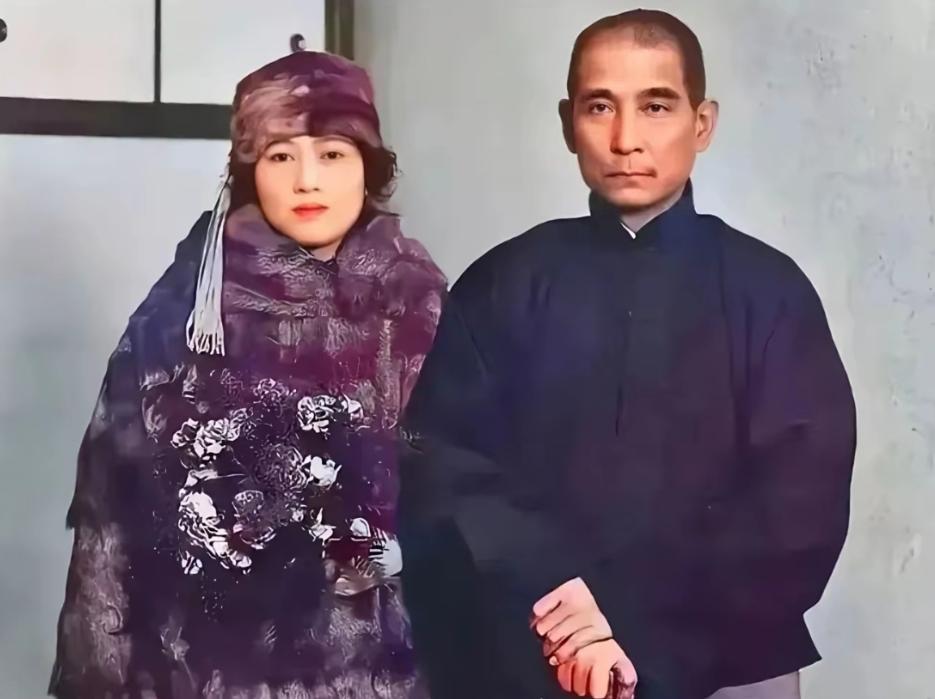 1921年的广州，28岁的宋庆龄站在55岁的孙中山身旁，这对相差27岁的恋人眼中