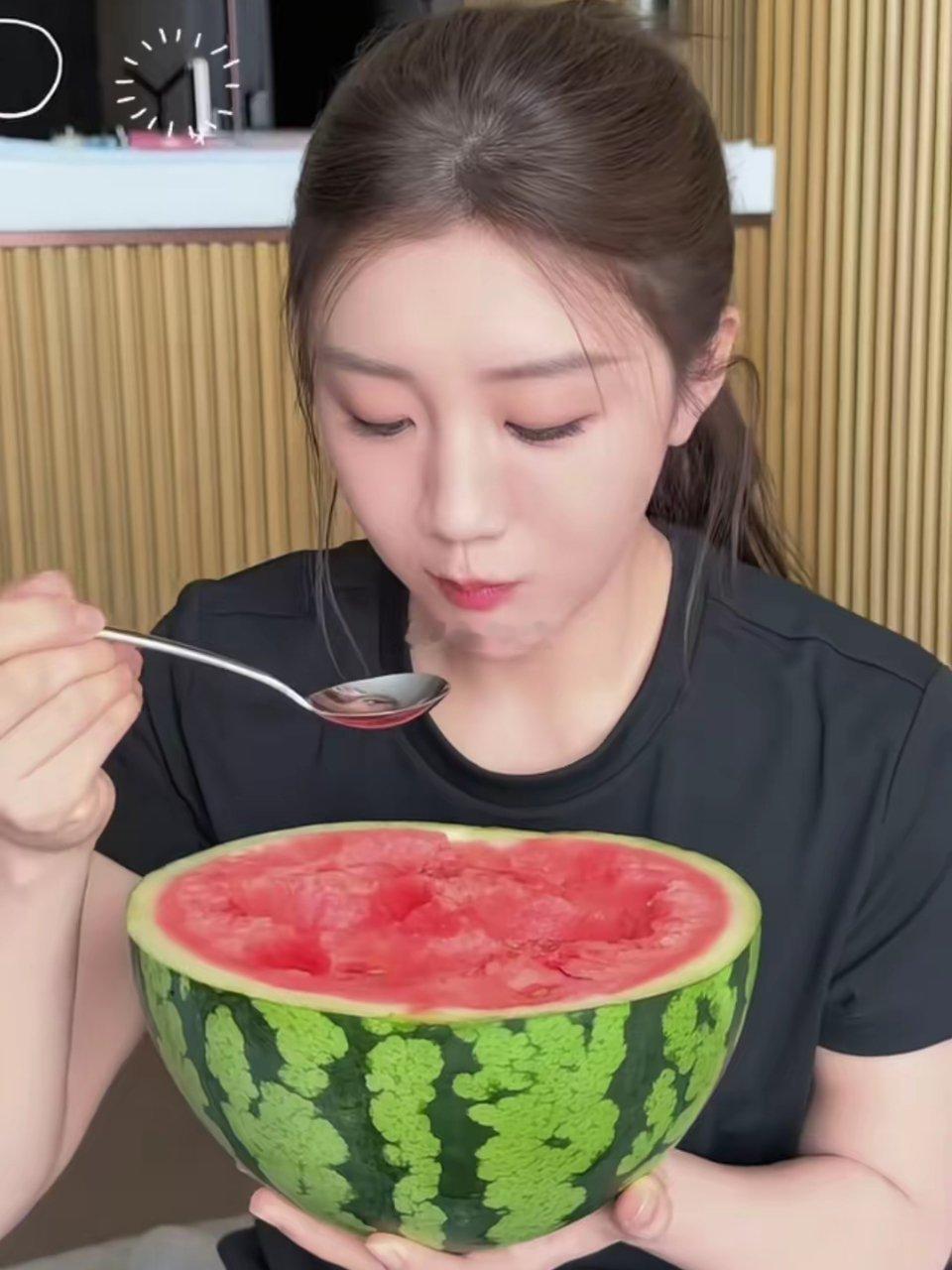 都问陈梦吃的什么瓜陈梦只说乒超太热，吃个瓜网友说是麒麟瓜。