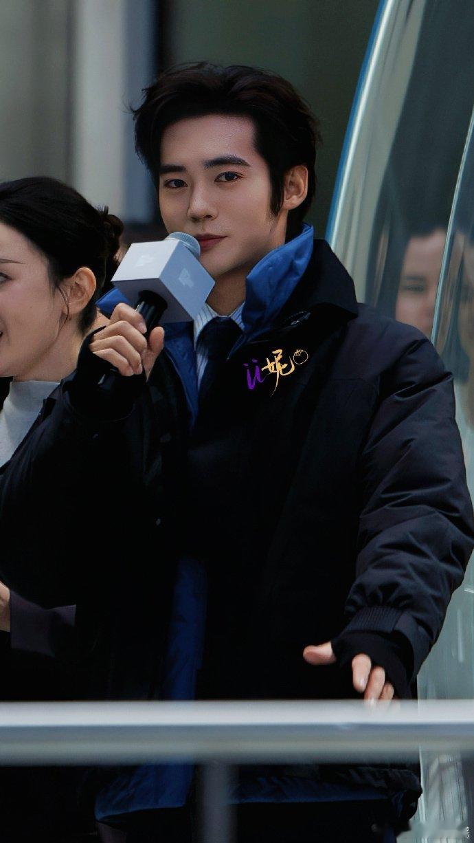 于适好权威的时尚脸从快闪店到江畔晚宴，于适展现超强时尚消化力！两种造型切换自如