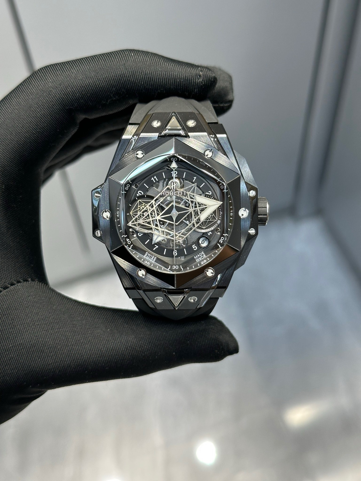 恒宝“大爆炸”：手腕上的刺青艺术如果你觉得手表只是看时间的工具，那恒宝的“刺青大爆炸”会彻底改变你的