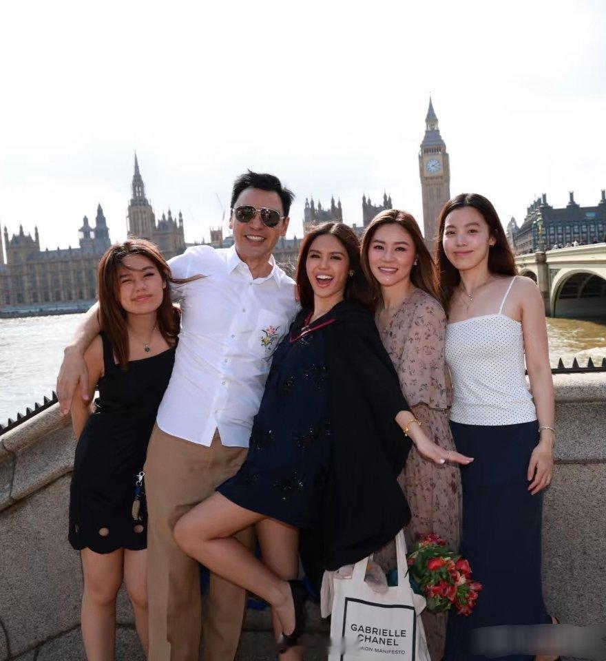 73岁钟镇涛和老婆范姜到英国伦敦参加女儿的大学毕业典礼，22岁钟懿穿着一身学士服