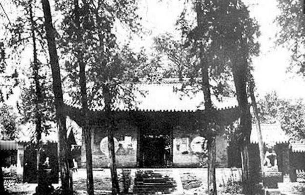 1928年3月15日，军阀冯玉祥下令攻打少林寺，长达40天的大火。这场灾难几乎毁