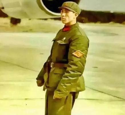 1972年，尼克松访华期间，在总统专机旁巡逻的一名中国军人，英气逼人，这可不是一