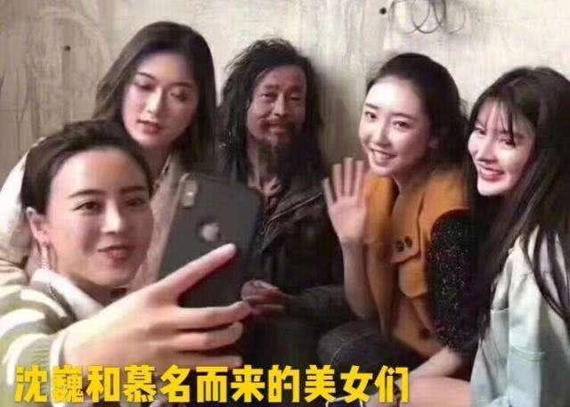 如今的沈巍和过去有哪些不同？曾经四大美女围绕着蓬头垢面的沈巍身边，沈巍坐怀不乱