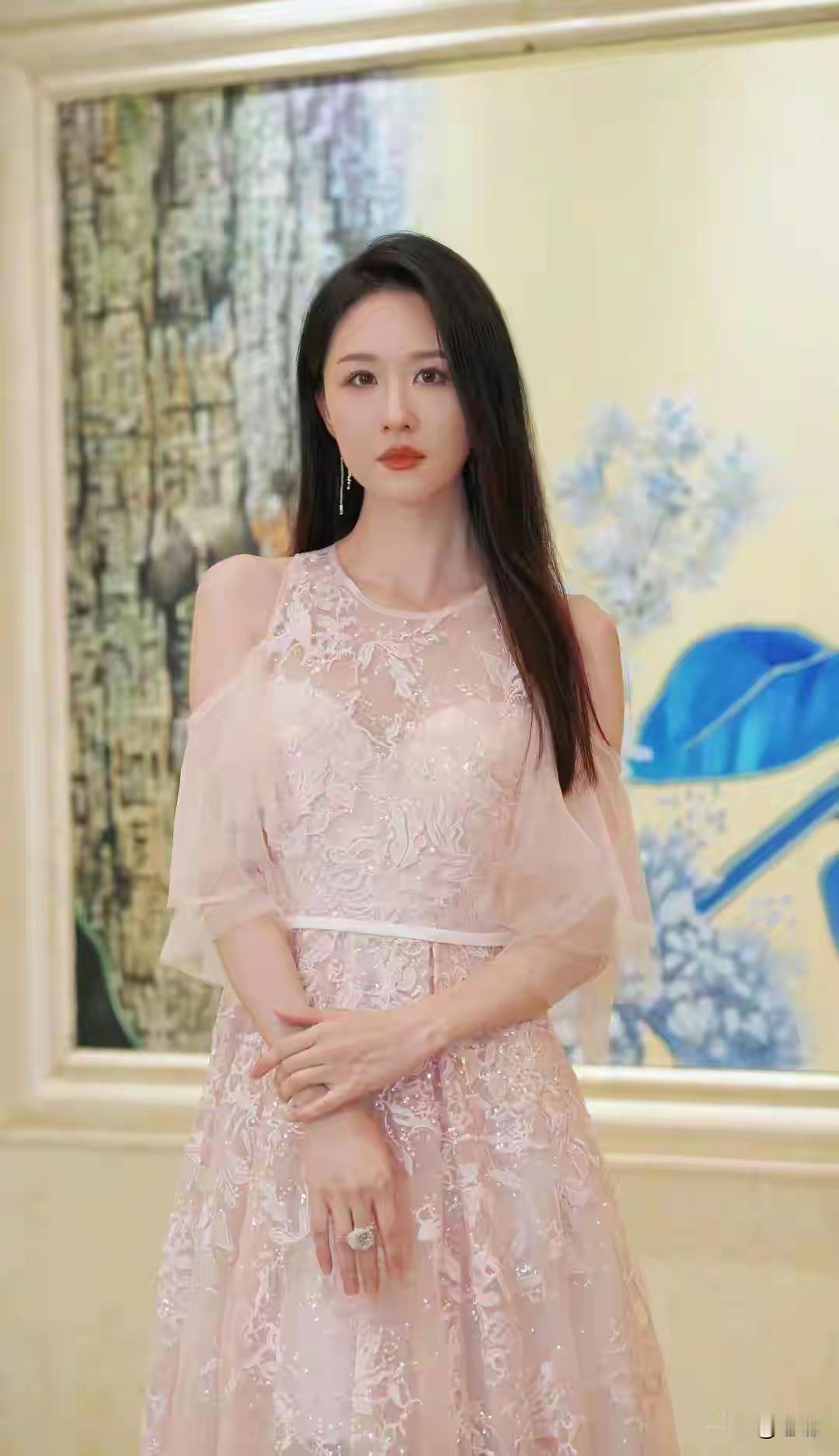 优雅粉色蕾丝裙，静谧艺术氛围中，尽显温柔与浪漫。