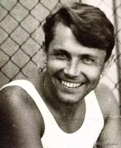 🌞1961年，在南极考察站里，27岁的苏联医生给自己注射了麻醉剂，然后亲手