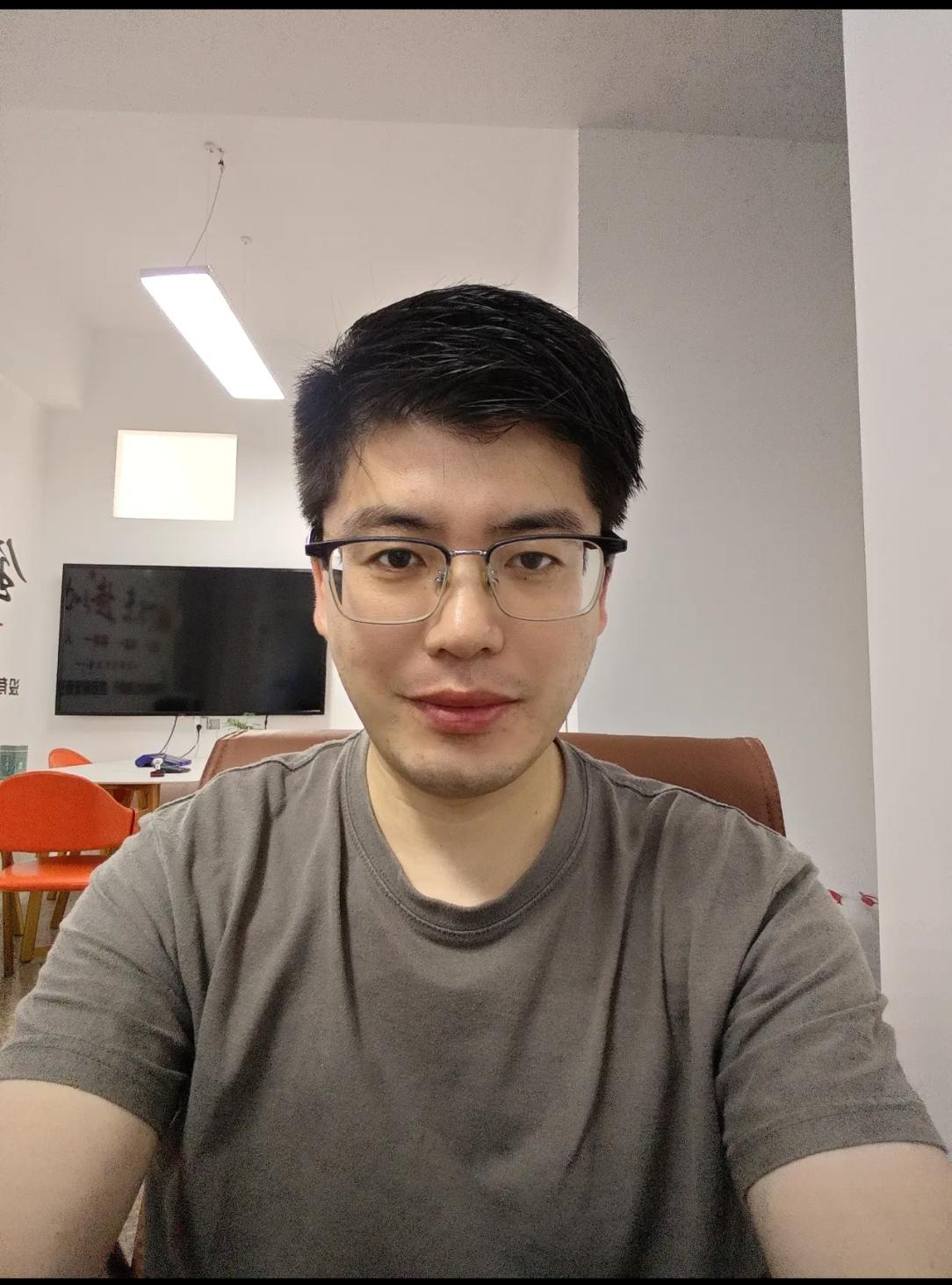 单身小罗的两个月恋爱剧终了，以分手失恋结束。原因是女方要求男方买价值1万的黄金
