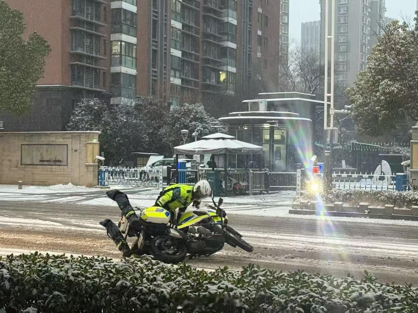 南京下雪大家务必注意安全，尤其开车骑车的，刚刚看到南京一个妹纸的朋友圈，连交警同