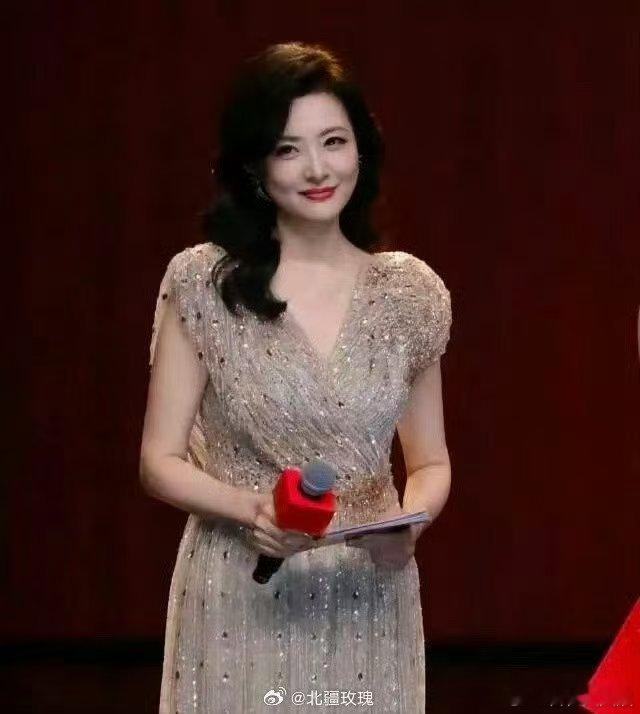 周涛早期春晚主持视频下周春晚近在咫尺啦，翻出周涛早期主持视频，她一亮相，过年的