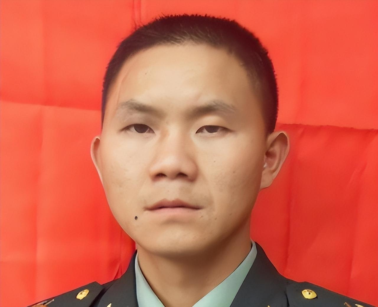 2001年，从成都开往武昌的一辆火车上突然出现了76个持械歹徒。当时车上只有23