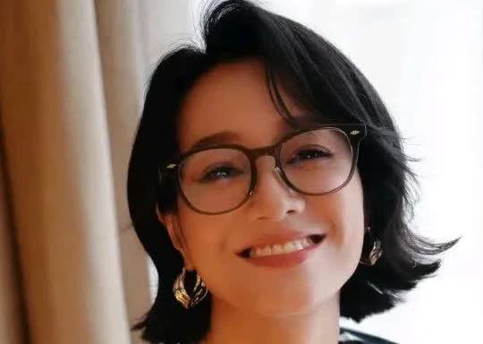 朱丹这个人根本经不住研究因为仔细一查，你真的就会发现这个人在主持的时候大